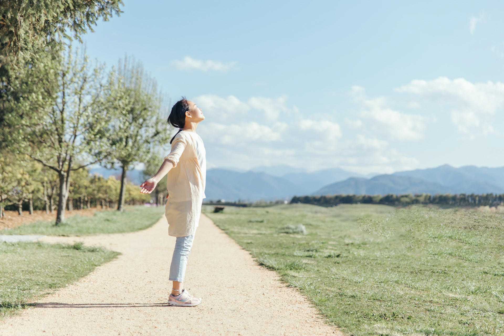 深呼吸する女の子